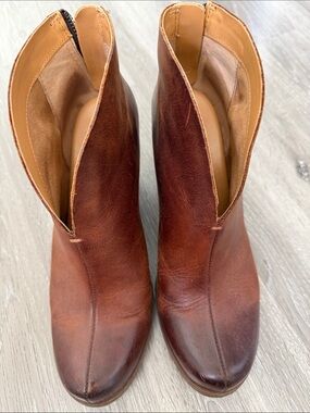Korks Women's Brown Leather V-Cut Ankle Booties 8